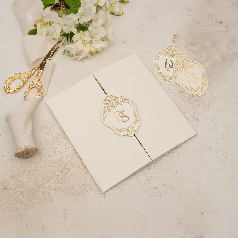 Luxury 5104 Jelatinli davetiye, krem iki kanatlı, altın yaldız çerçeveli monogram rozetli kart (jelatinli)