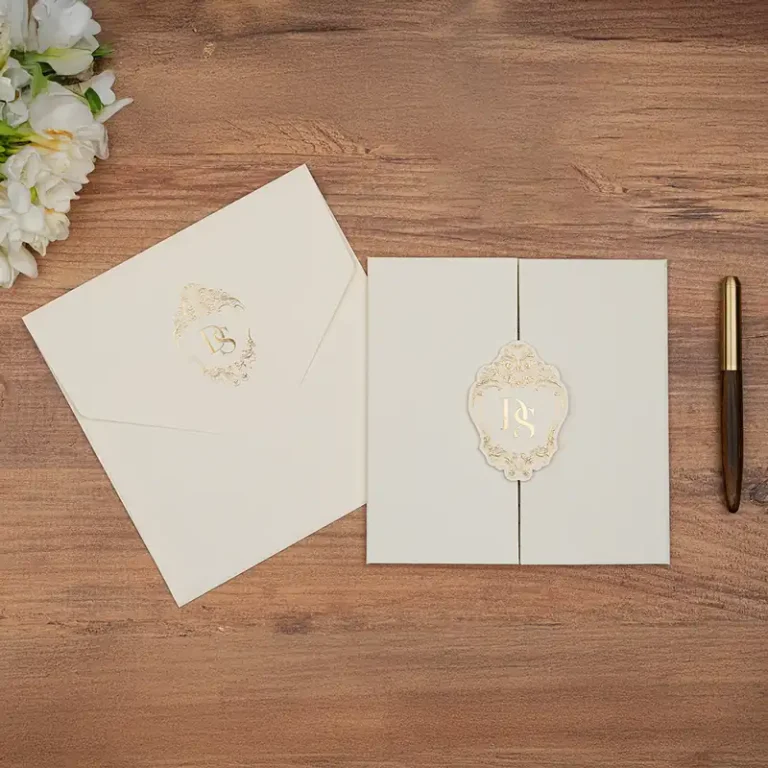Luxury 5104 Zarflı davetiye, krem iki kanatlı, altın yaldız çerçeveli monogram rozetli kart (zarflı)