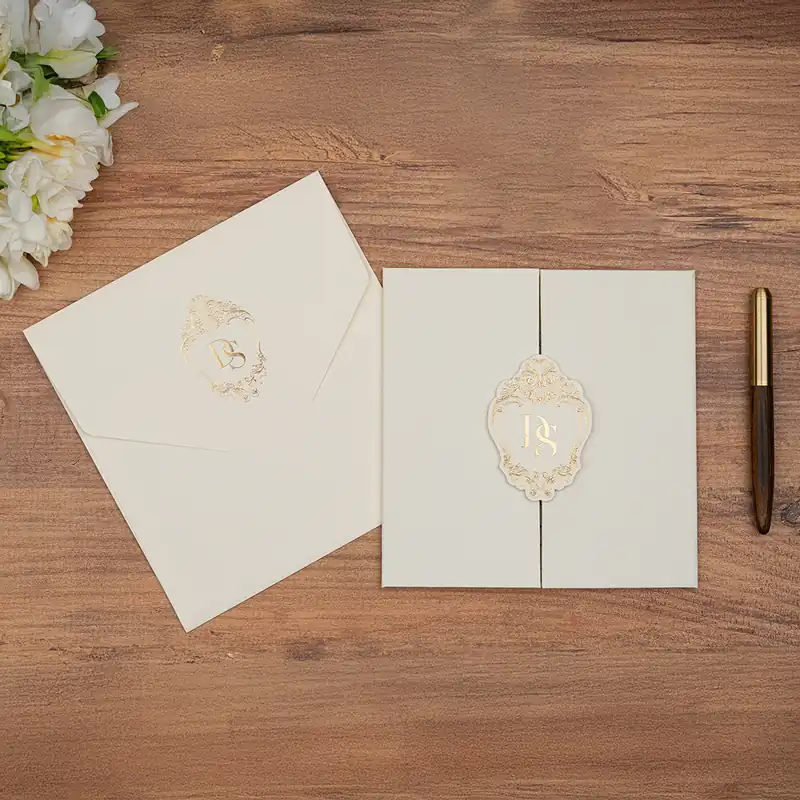 Luxury 5104 Zarflı davetiye, krem iki kanatlı, altın yaldız çerçeveli monogram rozetli kart (zarflı)