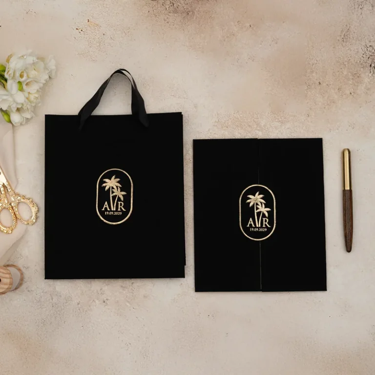 Luxury 5106 Çantalı davetiye, siyah iki kanatlı, altın oval çerçeveli palmiye monogramlı kart (çantalı)