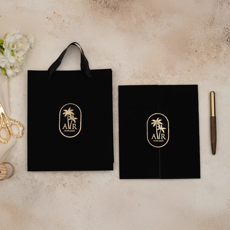 Luxury 5106 Çantalı davetiye, siyah iki kanatlı, altın oval çerçeveli palmiye monogramlı kart (çantalı)