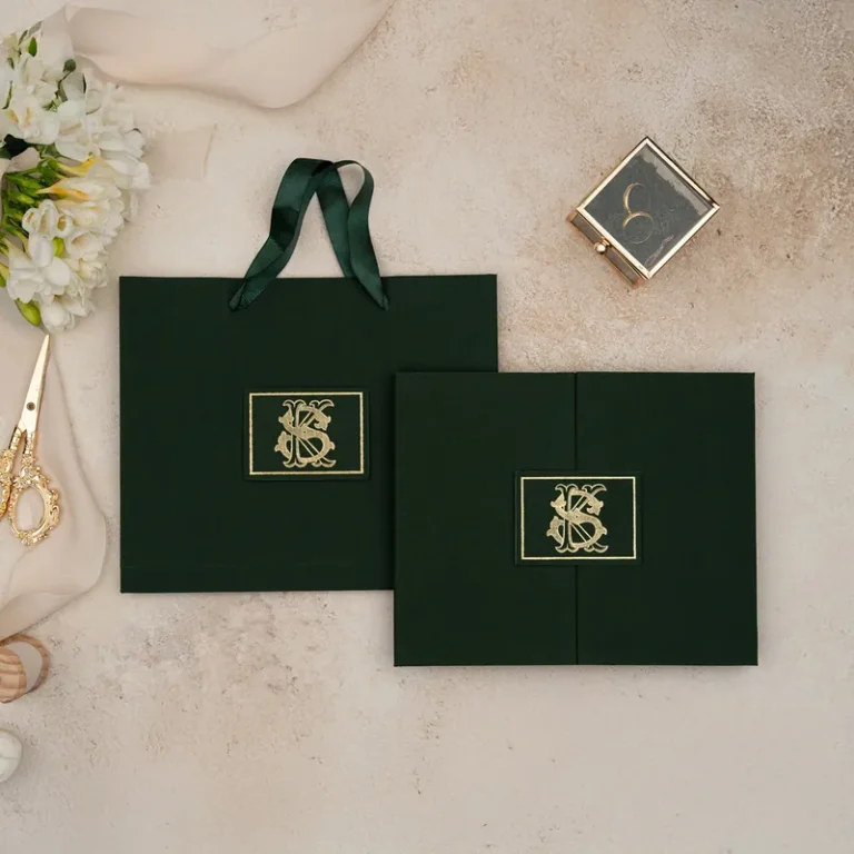 Luxury 5107 Çantalı davetiye, koyu yeşil iki kanatlı, altın çerçeveli monogram etiketli kart (çantalı)