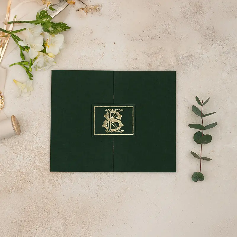 Luxury 5107 Jelatinli davetiye, koyu yeşil iki kanatlı, altın çerçeveli monogram etiketli kart (jelatinli)