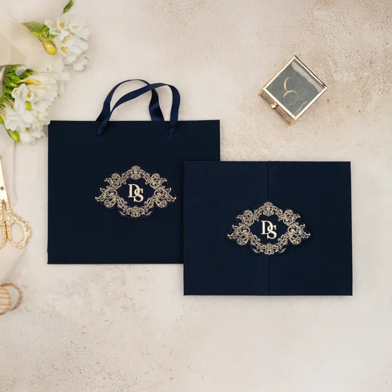 Luxury 5108 Çantalı davetiye, lacivert iki kanatlı, altın süslü çerçeveli monogramlı kart (çantalı)