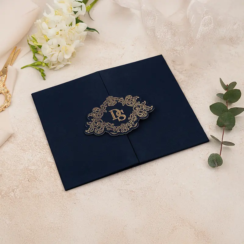 Luxury 5108 Jelatinli davetiye, lacivert iki kanatlı, altın süslü çerçeveli monogramlı kart (jelatinli)