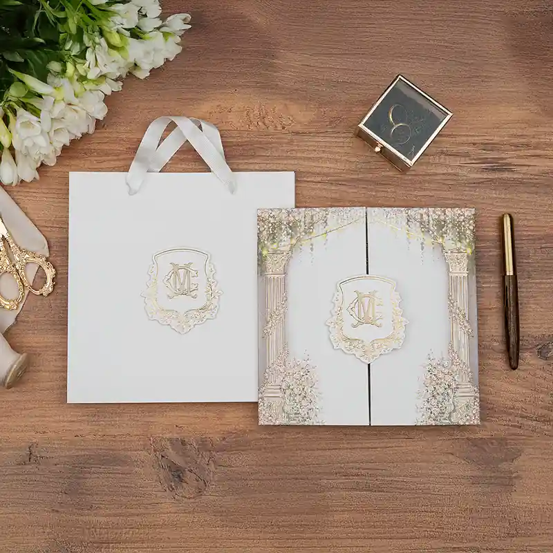 Luxury 5109 Çantalı davetiye, sütun ve çiçek çizimli, altın monogramlı iki kanatlı kart (çantalı)