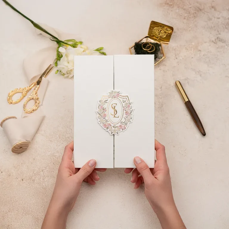 Luxury 5112 Jelatinli davetiye, beyaz iki kanatlı, pembe-yeşil çiçek çerçeveli monogram rozetli kart (jelatinli)