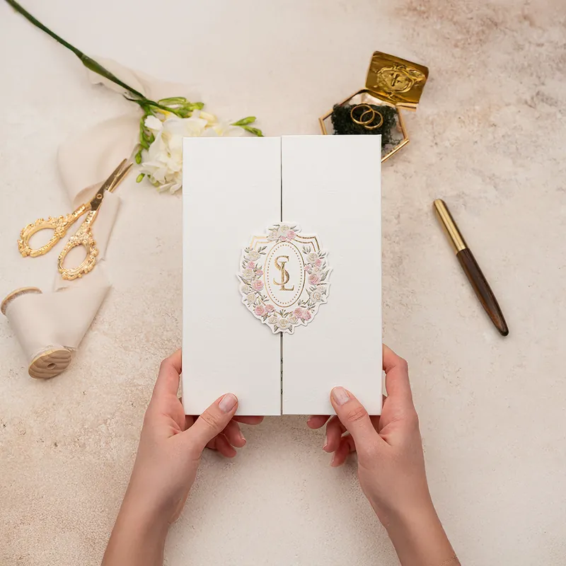 Luxury 5112 Jelatinli davetiye, beyaz iki kanatlı, pembe-yeşil çiçek çerçeveli monogram rozetli kart (jelatinli)