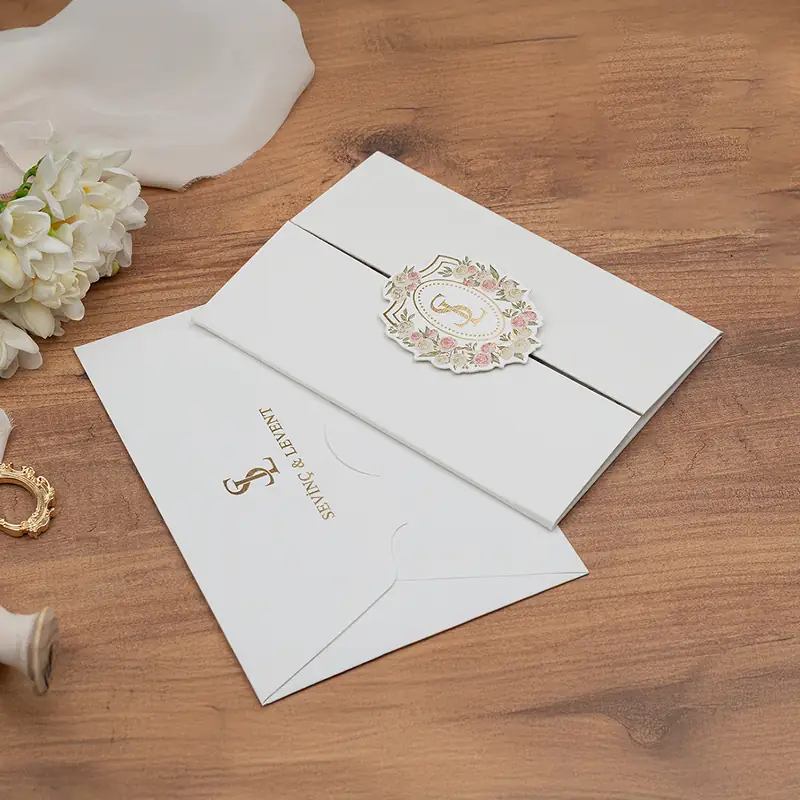 Luxury 5112 Zarflı davetiye, beyaz iki kanatlı, pembe-yeşil çiçek çerçeveli monogram rozetli kart (zarflı)