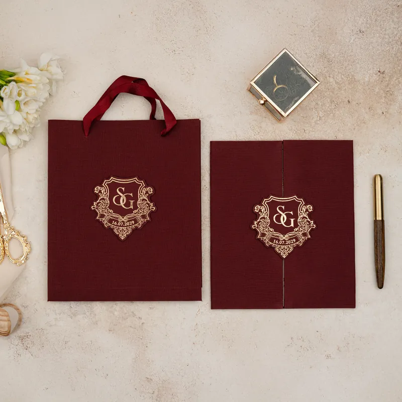 Luxury 5113 Çantalı davetiye, bordo iki kanatlı, altın yaldız çerçeveli monogramlı kart (çantalı)