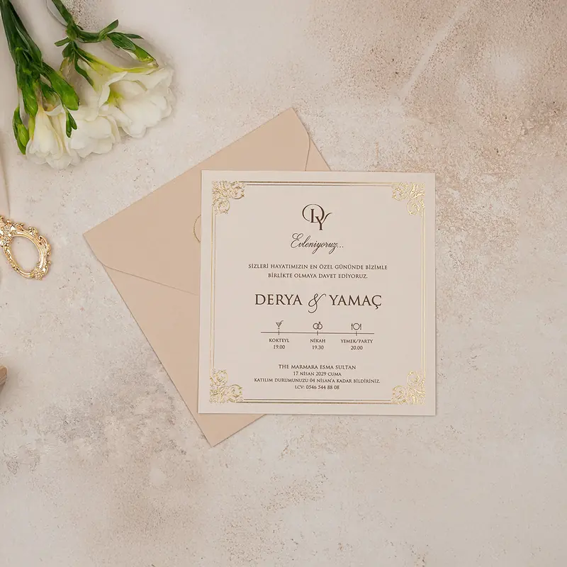 Luxury 5115 davetiye, pudra zarflı, altın köşe çerçeveli krem kare kart