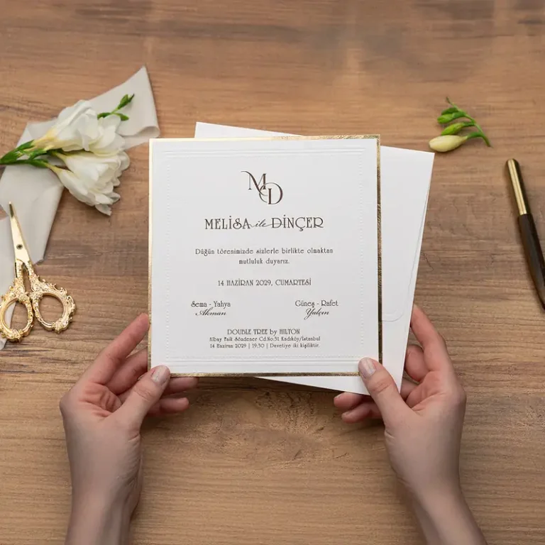 Luxury 5117 davetiye, beyaz kare kartlı, altın çerçeveli, siyah monogramlı davetiye