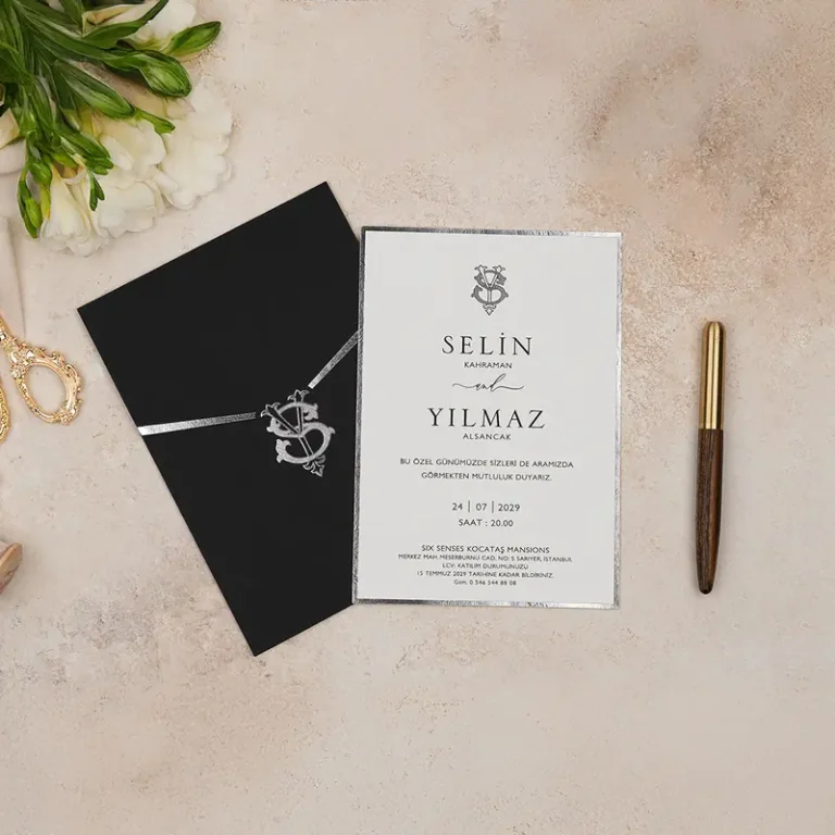 Luxury 5121 davetiye, siyah zarflı, gümüş şerit ve rozetli, gümüş kenarlı beyaz kart