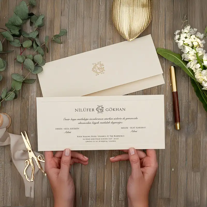 Luxury 5123 davetiye, krem uzun zarflı, altın monogramlı uzun kart