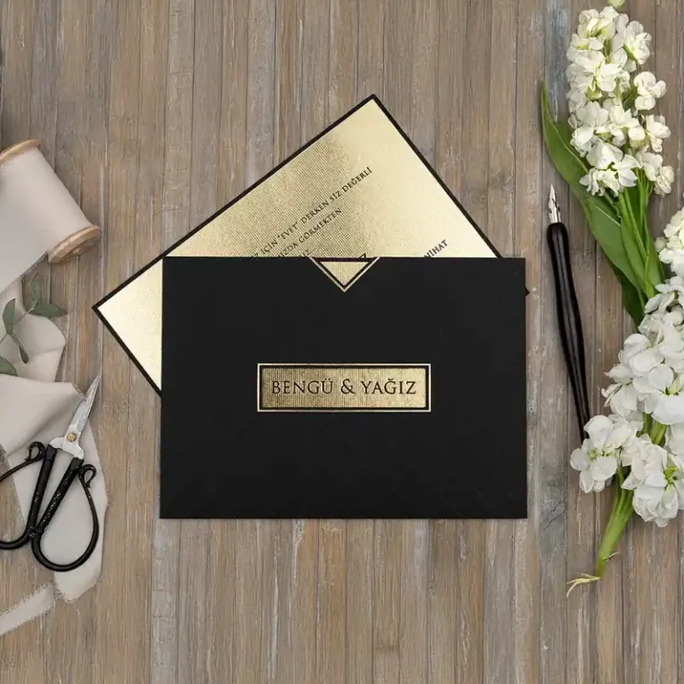 Luxury 5125 davetiye, siyah zarflı, altın isim pencereli, altın metalik kartlı davetiye