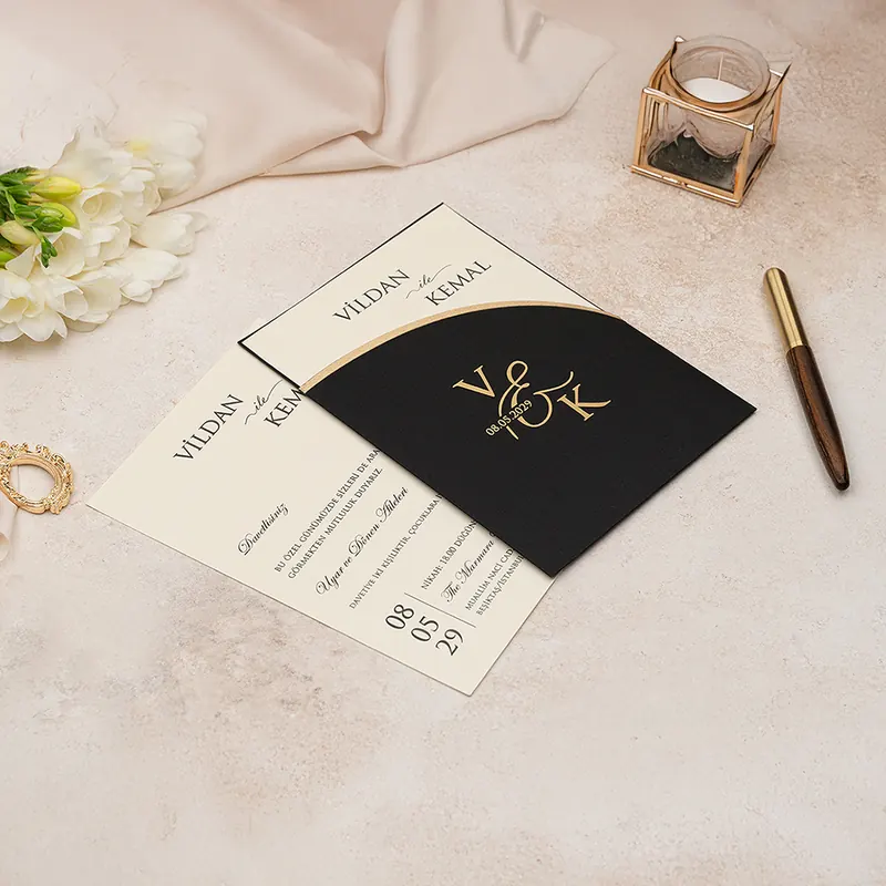 Luxury 5131 davetiye, siyah kavisli kapaklı, altın monogramlı krem kart