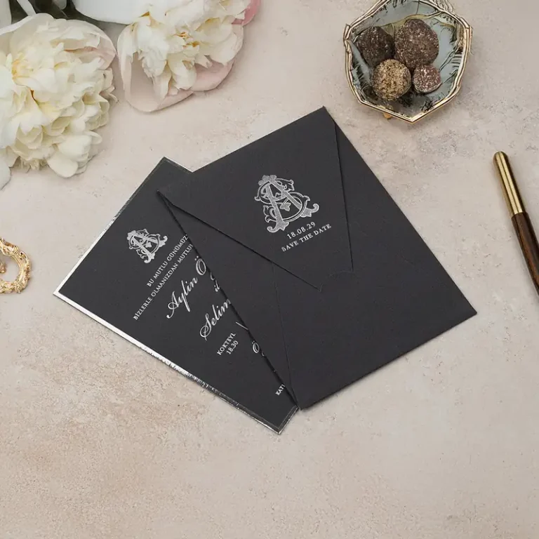 Luxury 5133 davetiye, koyu gri zarflı, beyaz-gümüş monogramlı, gümüş kenarlı kartlı davetiye