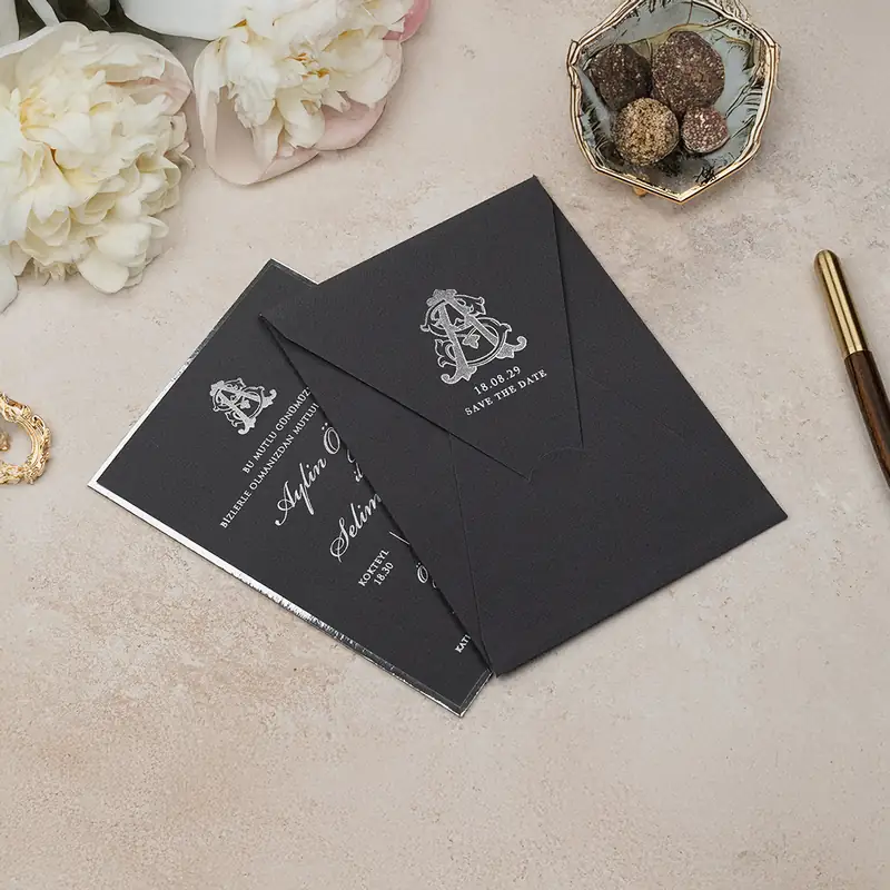 Luxury 5133 davetiye, koyu gri zarflı, beyaz-gümüş monogramlı, gümüş kenarlı kartlı davetiye