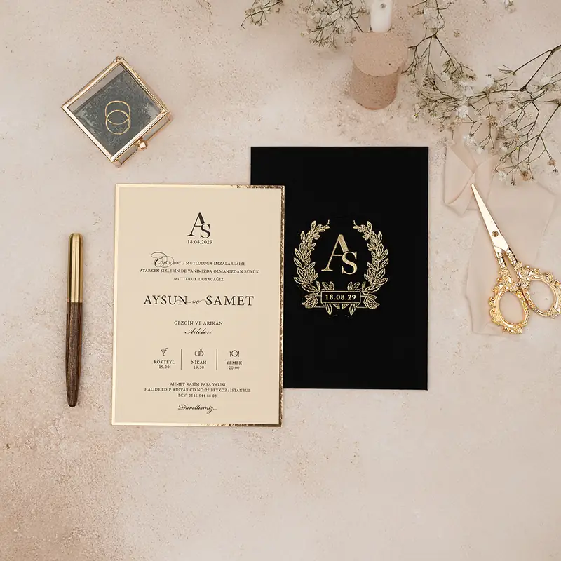 Luxury 5134 davetiye, siyah kapaklı, defne çelenkli altın monogramlı, krem dikey kart