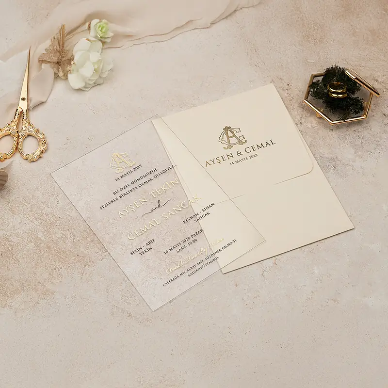 Luxury 5135 davetiye, krem zarflı, yarı saydam kartlı, altın monogramlı davetiye