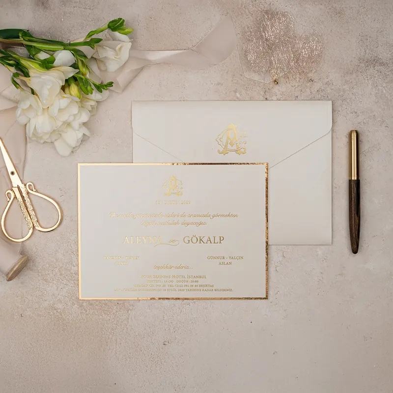 Luxury 5139 davetiye, krem zarflı, altın monogramlı, altın kenarlı yatay kart