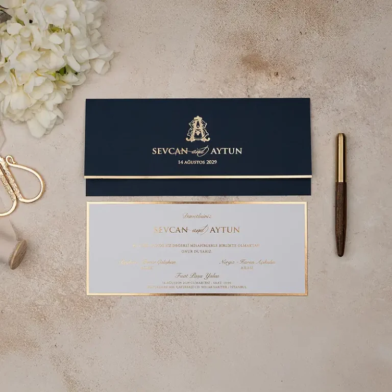 Luxury 5141 davetiye, lacivert uzun kılıflı, altın monogramlı, altın çerçeveli beyaz kart