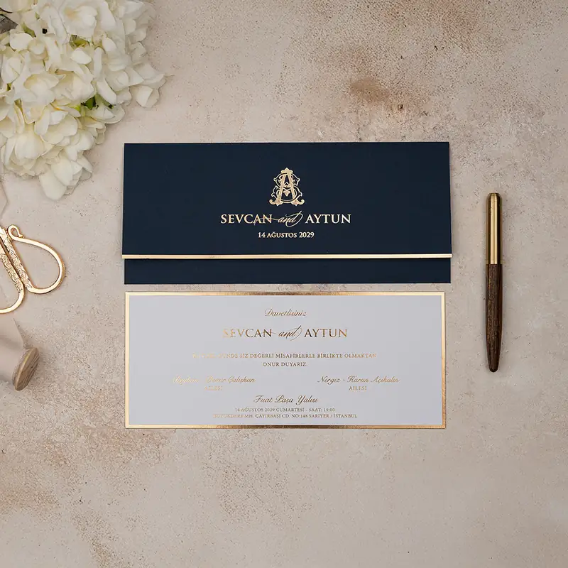 Luxury 5141 davetiye, lacivert uzun kılıflı, altın monogramlı, altın çerçeveli beyaz kart