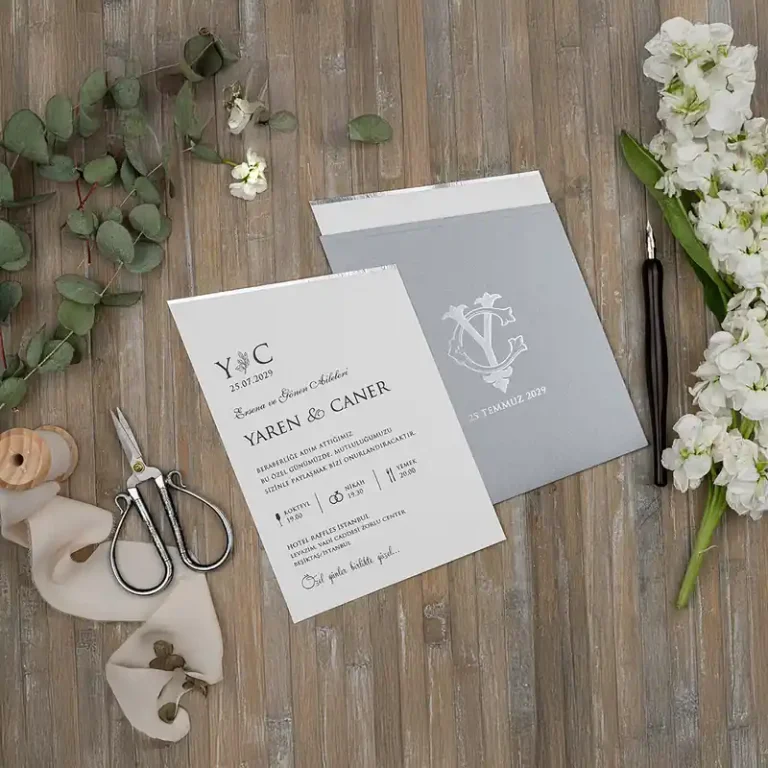 Luxury 5142 davetiye, gri kılıflı, beyaz monogramlı, beyaz kartlı dikey davetiye