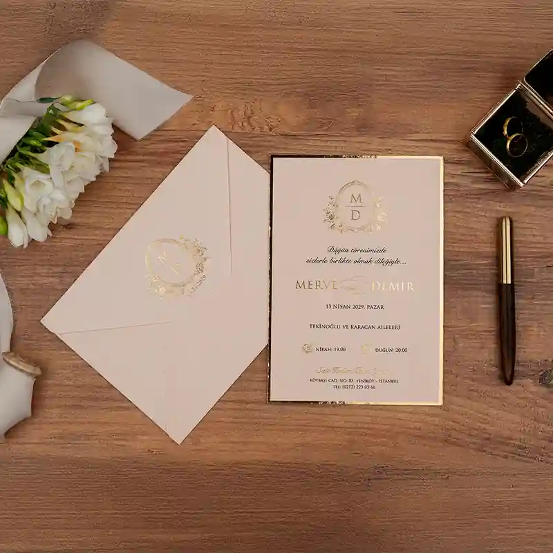 Luxury 5146 davetiye, pudra zarflı, altın çelenk monogramlı, altın kenarlı kart