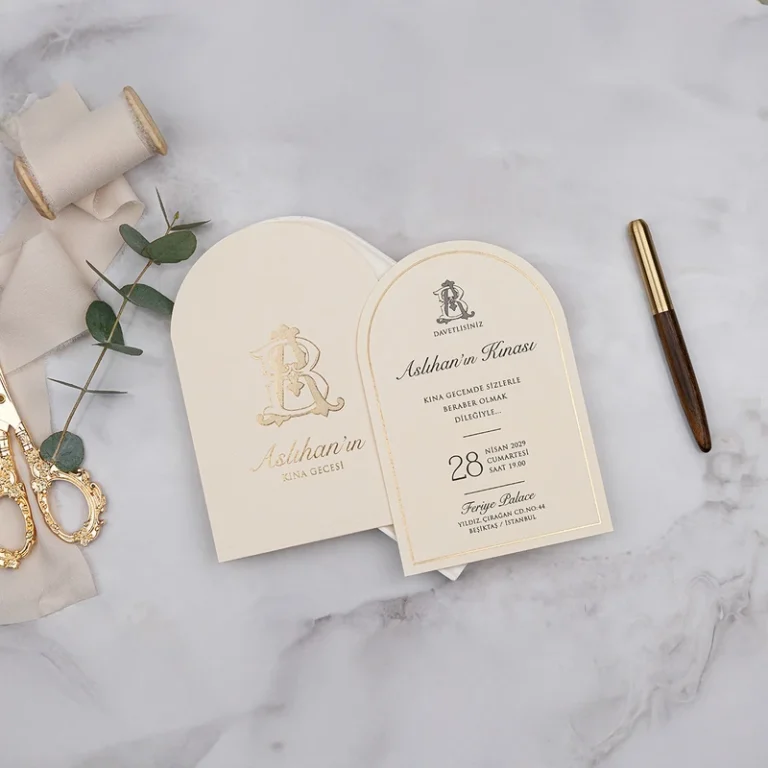 Luxury K22 davetiye, krem renkli, kemerli, altın yaldız monogramlı kart ve kılıf