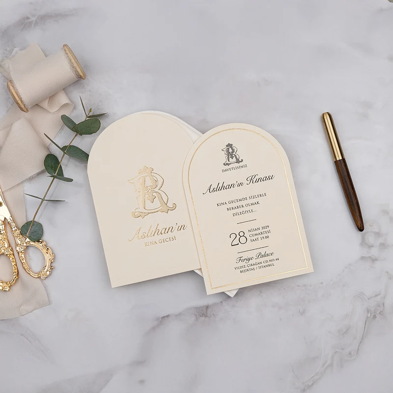 Luxury K22 davetiye, krem renkli, kemerli, altın yaldız monogramlı kart ve kılıf