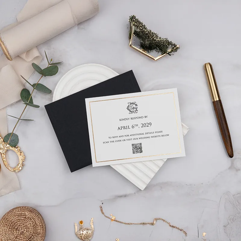 Luxury R52 davetiye, siyah zarflı, altın çerçeveli, QR kodlu krem yatay kart