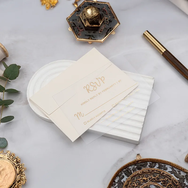 Luxury R53 davetiye, krem zarflı, altın yaldız “RSVP” yazılı yatay kart