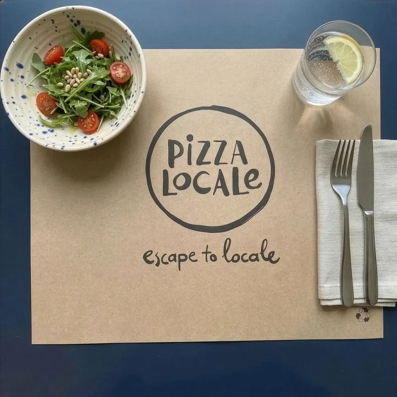 Logolu kraft amerikan servis kâğıdı, salata ve çatal bıçakla servis masasında