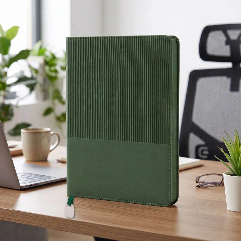 Ajanda AJ97100, yeşil renkli, dikey çizgili kapak, ayraçlı