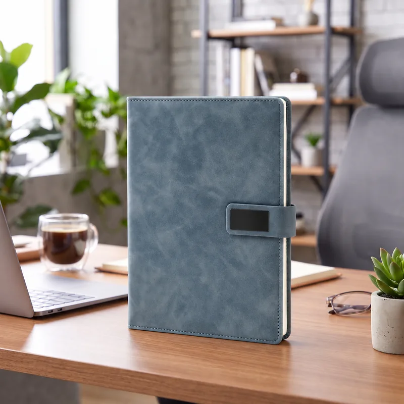 Defter DE1120 gri-mavi (buz mavisi) renkli, metal plakalı kapak bantlı termo deri defter