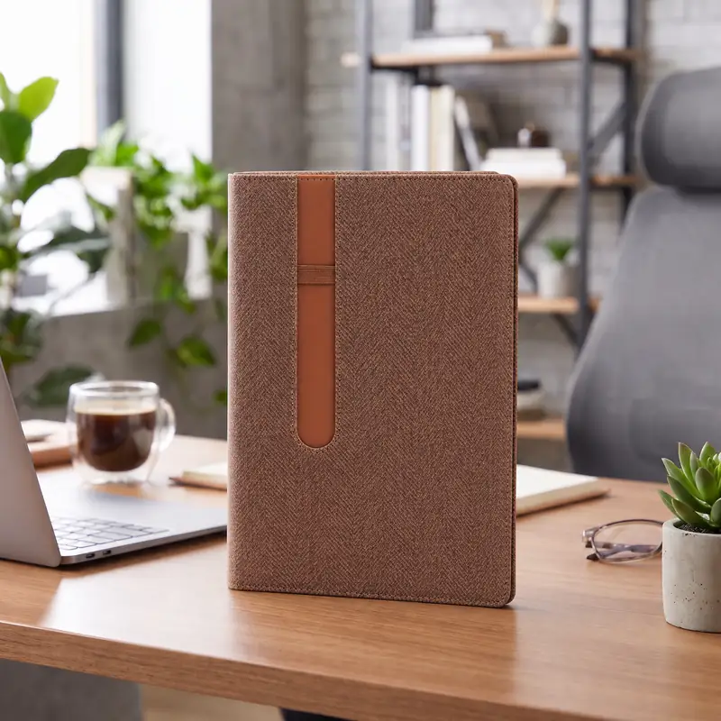 Defter DE2330 taba (kahverengi) renkli, kumaş dokulu, kalem askılı termo deri defter