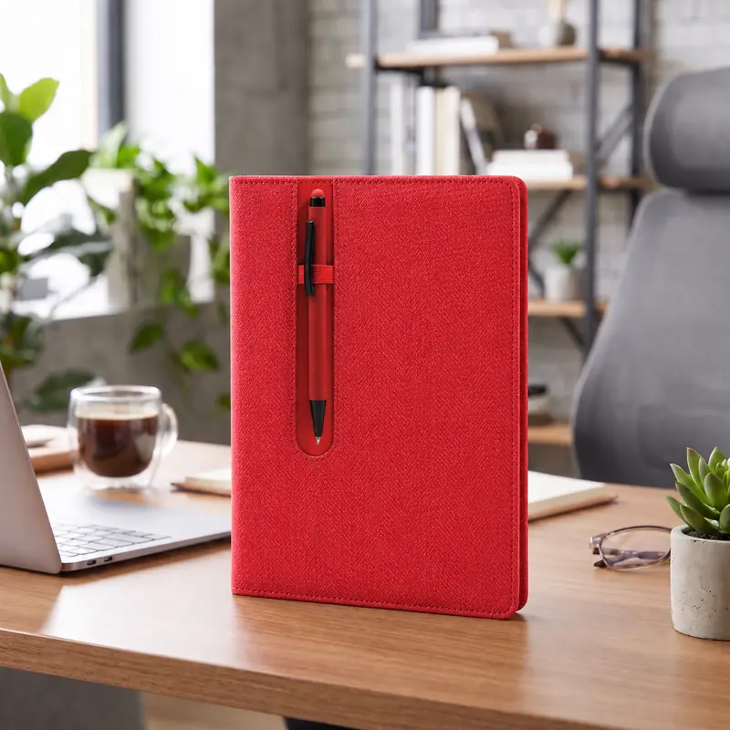 Defter DE2370 kırmızı renkli, kumaş dokulu, kalem askılı termo deri defter