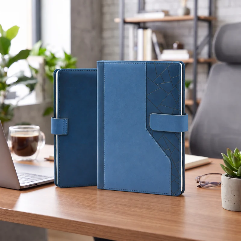 Defter DE3360 mavi renkli, iki renkli kapak, kapama bantlı termo deri defter
