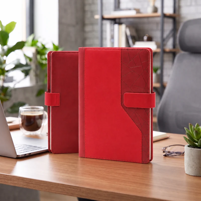 Defter DE3370 kırmızı renkli, iki renkli kapak, kapama bantlı termo deri defter