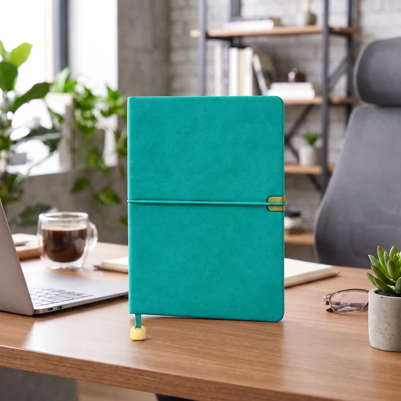 Defter DE4420 turkuaz renkli, lastik bantlı, altın tokalı termo deri defter