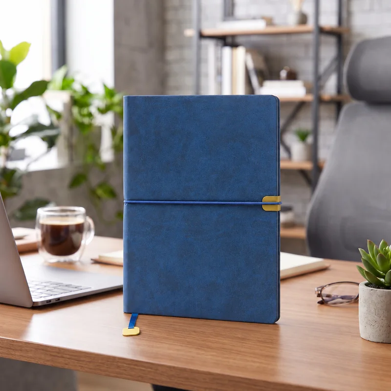 Defter DE4460 mavi renkli, lastik bantlı, altın tokalı termo deri defter