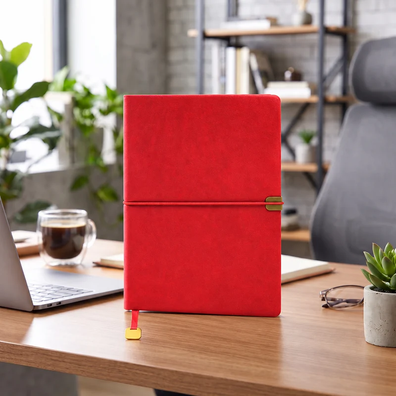 Defter DE4470 kırmızı renkli, lastik bantlı, altın tokalı termo deri defter