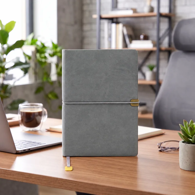Defter DE4480 gri renkli, lastik bantlı, altın tokalı termo deri defter