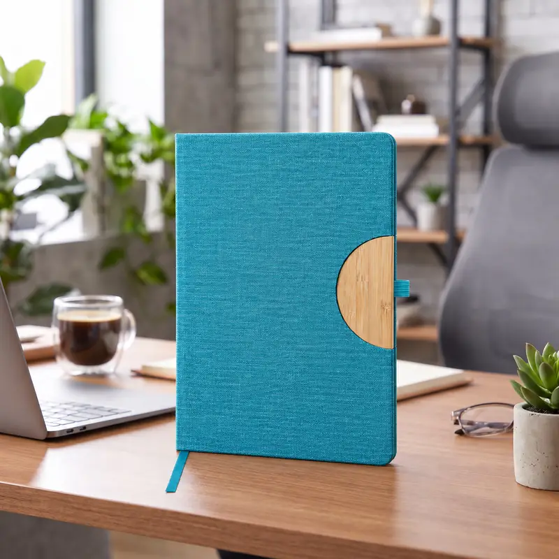 Defter DE4510 turkuaz renkli, ahşap tokalı, kumaş dokulu termo deri defter