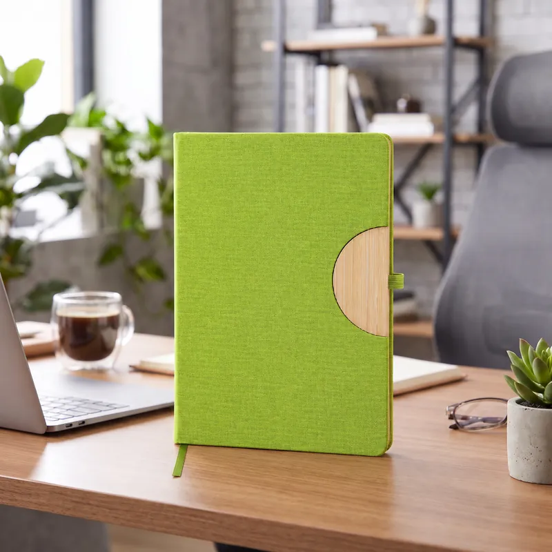 Defter DE4520 yeşil renkli, ahşap tokalı, kumaş dokulu termo deri defter