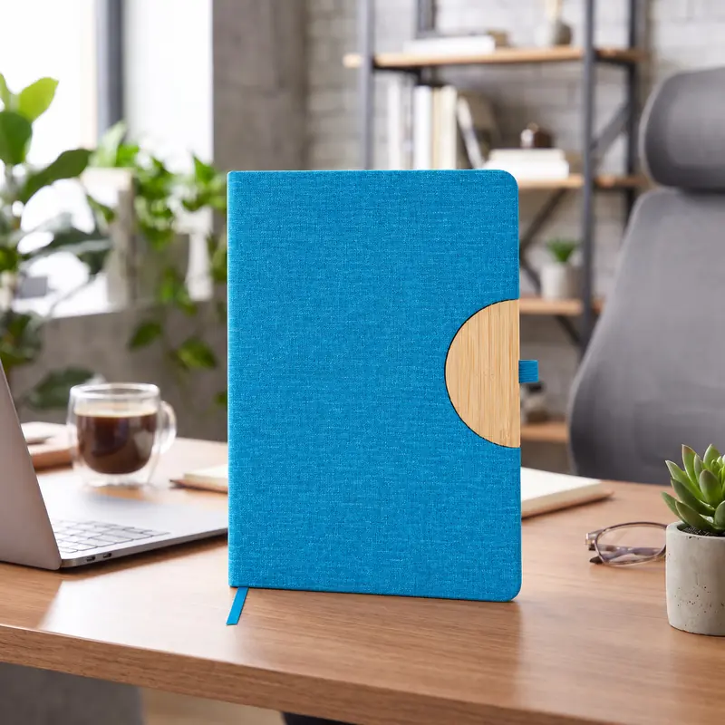Defter DE4560 mavi renkli, ahşap tokalı, kumaş dokulu termo deri defter