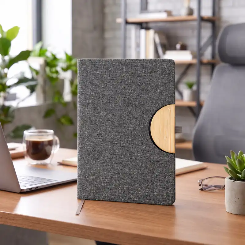 Defter DE4580 gri renkli, ahşap tokalı, kumaş dokulu termo deri defter