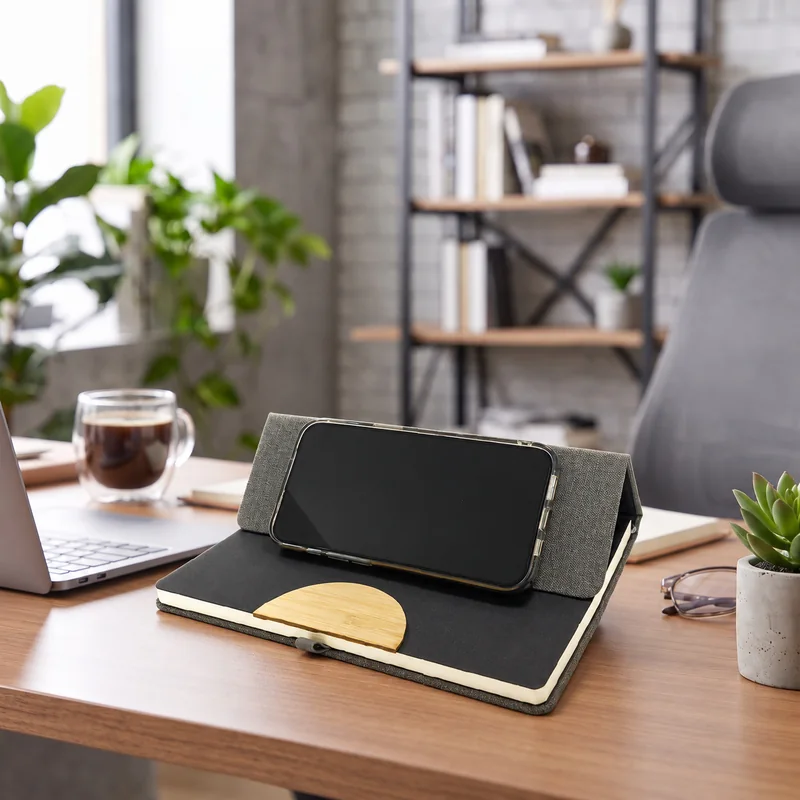 Defter DE4590 siyah renkli, ahşap tokalı, kumaş dokulu termo deri defter