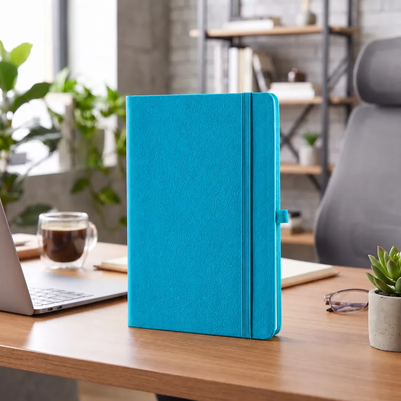 Defter DE5120 turkuaz renkli, lastik bantlı termo deri defter